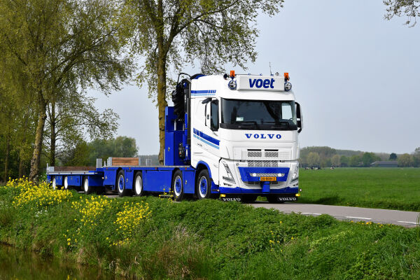 volvo-vrachtwagen-met-1188pro-hiab-kraan-transport-voet-energy-solutions.jpg