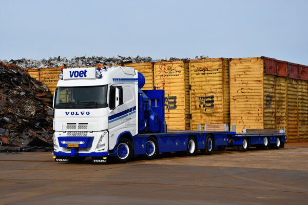volvo-vrachtwagen-met-hiab-kraan-1188pro-voet-enegy-solutions.jpg